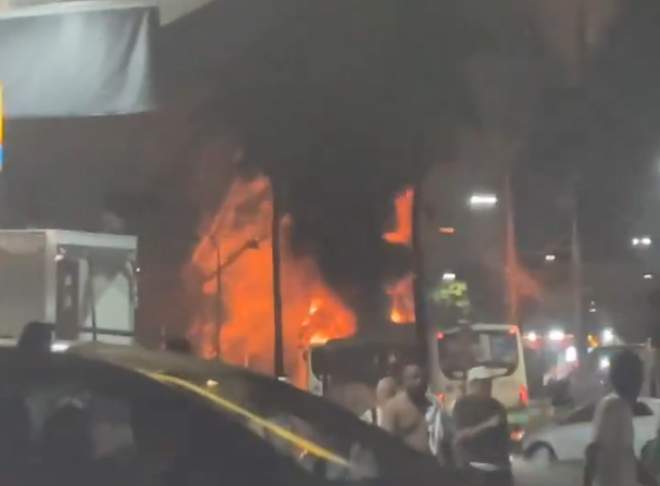 山度士球迷在場外焚燒巴士。(影片截圖)