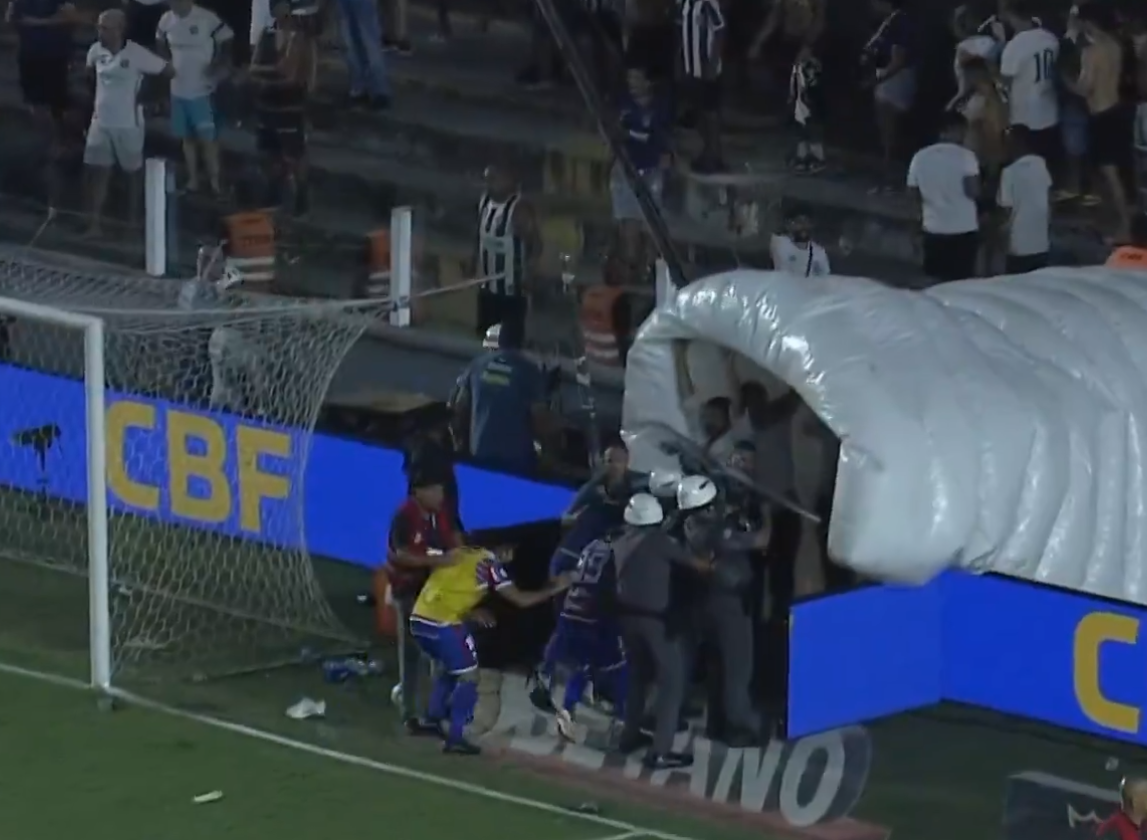 作客球員要在保安護送進入更衣室。(影片截圖)