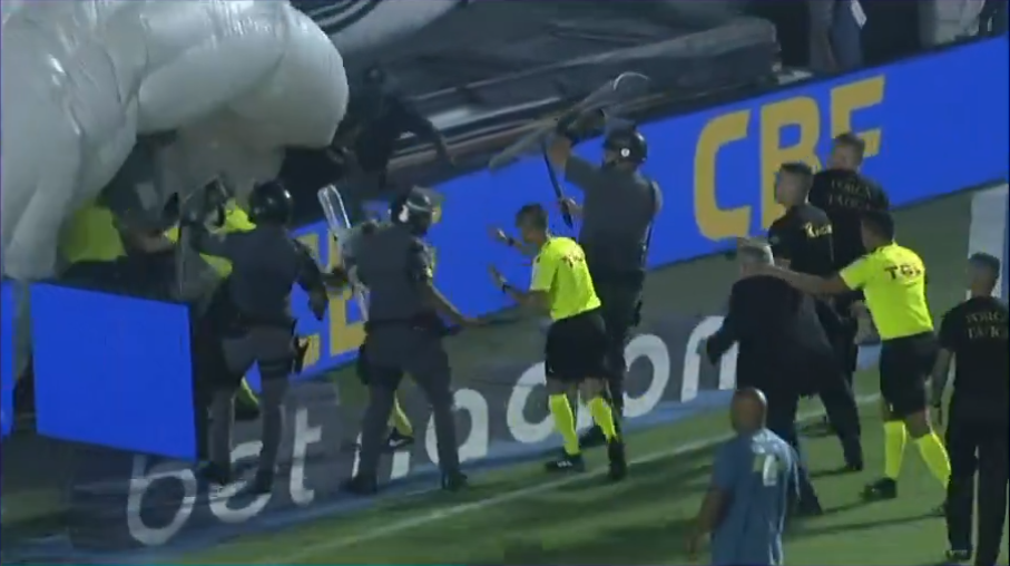 球證賽後要由防暴警察保護離場。(影片截圖)