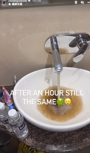 馬來西亞球手詹俊為指污水流了約一小時後變淡,但還是無法使用。 (詹俊為ig)