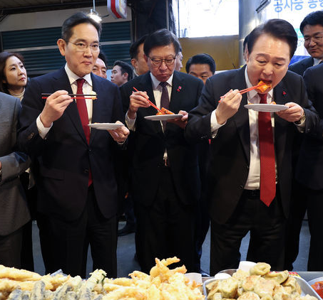尹錫悅與李在鎔等國內大財團高層赴當地慰勞申辦世博的工作人員,順道赴富平罐頭市場參觀,期間享用炒年糕、魚餅湯等街頭美食