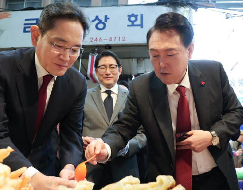 尹錫悅與李在鎔等國內大財團高層赴當地慰勞申辦世博的工作人員,順道赴富平罐頭市場參觀,期間享用炒年糕、魚餅湯等街頭美食