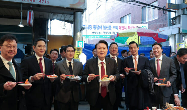 尹錫悅與李在鎔等國內大財團高層赴當地慰勞申辦世博的工作人員,順道赴富平罐頭市場參觀,期間享用炒年糕、魚餅湯等街頭美食