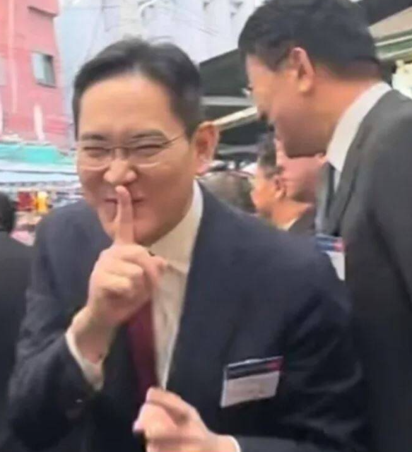 三星李在鎔行釜山市場被「野生捕獲」 罕見現調皮表情掀熱議