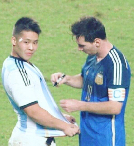 一名身穿阿根廷主場波衫的男球迷突破保安衝入球場內,成功令美斯在球衣上簽名,及後他被保安帶走。