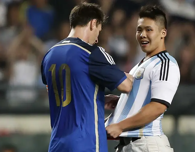 一名身穿阿根廷主場波衫的男球迷突破保安衝入球場內,成功令美斯在球衣上簽名,及後他被保安帶走。