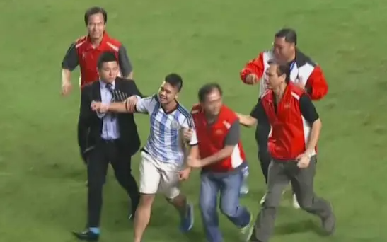 一名身穿阿根廷主場波衫的男球迷突破保安衝入球場內,成功令美斯在球衣上簽名,及後他被保安帶走。