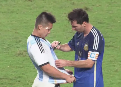 一名身穿阿根廷主場波衫的男球迷突破保安衝入球場內,成功令美斯在球衣上簽名,及後他被保安帶走。