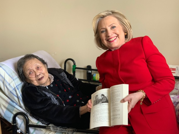 希拉里於2019年曾拜訪探望高耀潔。(網上圖片)