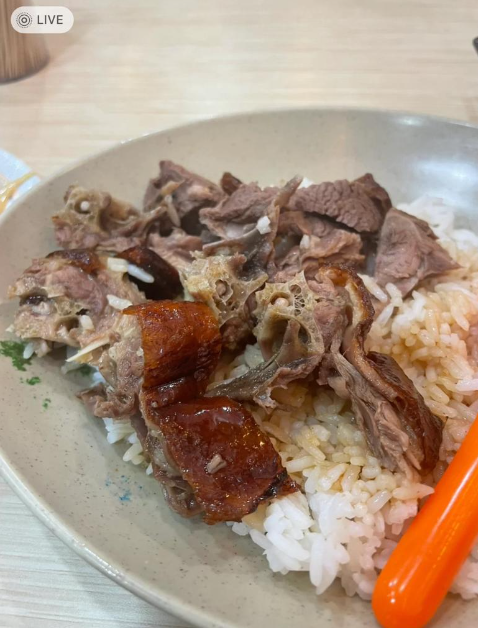 事主在社交平台上圖文並茂,直指自己在當日叫了招牌的燒鵝飯,豈料上菜時發現她所分配的燒鵝基本上全部都是「鵝頸」和「邊角料」。(圖片來源:小紅書)