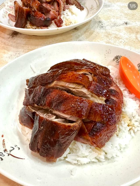 事主又指在場其他食客的燒鵝飯都有擺放得十分整齊的燒鵝,只有她的那碟放得十分零散混亂。(圖片來源:小紅書)