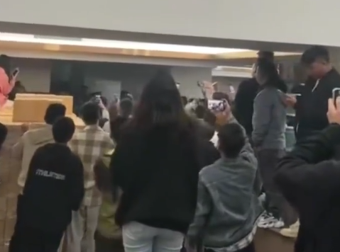 大批茶商到昌世茶門店外追討損失,公安到場介入。(影片截圖)