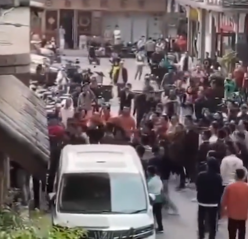 大批茶商到昌世茶門店外追討損失,公安到場介入。(影片截圖)