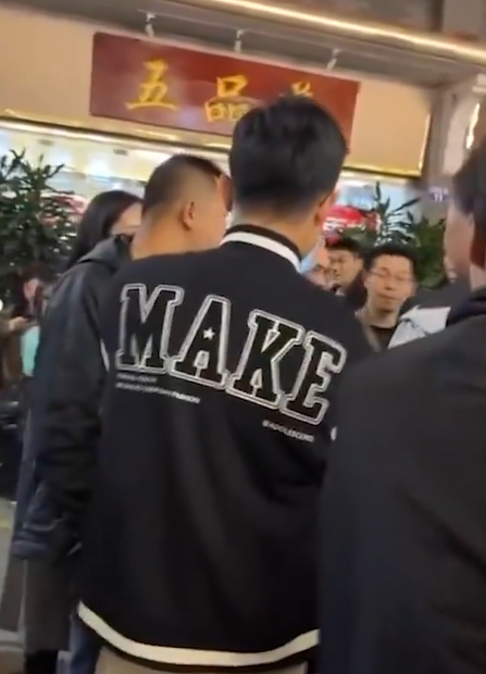 大批茶商到昌世茶門店外追討損失,公安到場介入。(影片截圖)