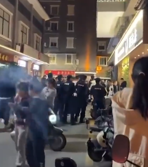 大批茶商到昌世茶門店外追討損失,公安到場介入。(影片截圖)