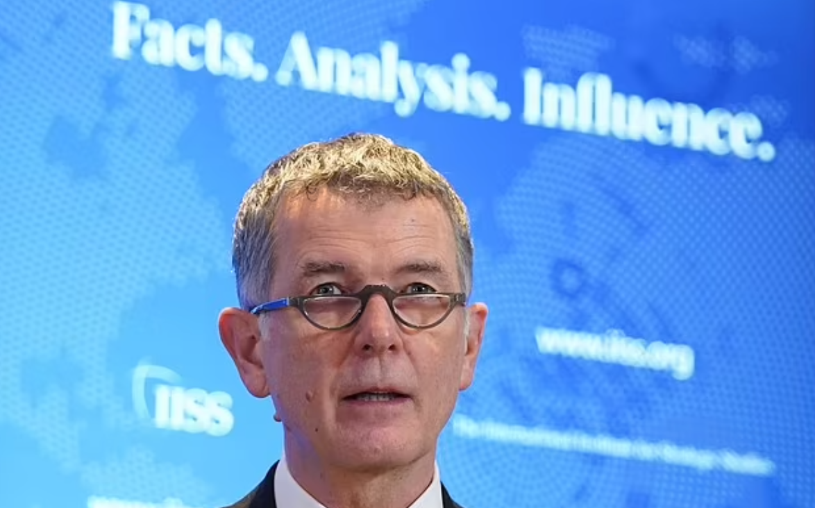 英國軍情六處處長摩爾。