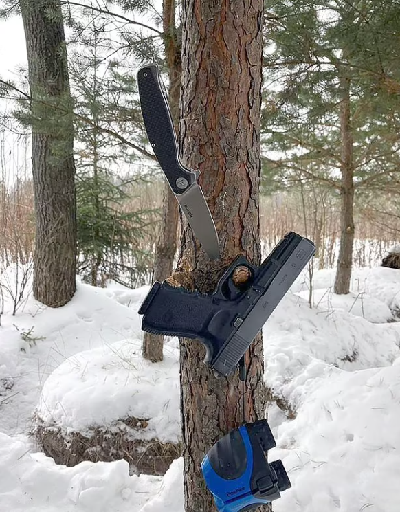 烏特工把用於暗殺Kyva的武器及望遠鏡掛在樹上。(互聯網)