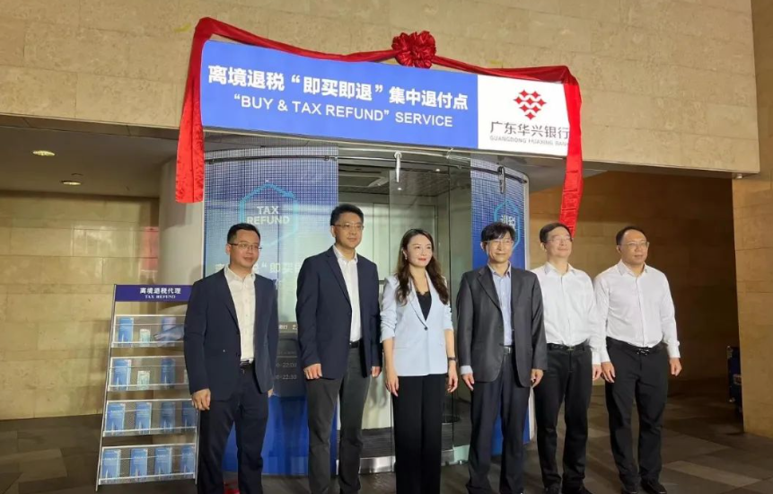 深圳試辦境外旅客購物離境退稅「即買即退」措施,選定羅湖區萬象城的華潤(深圳)有限公司第一分公司等23間離境退稅商店作為首批試點商店。(網上圖片)