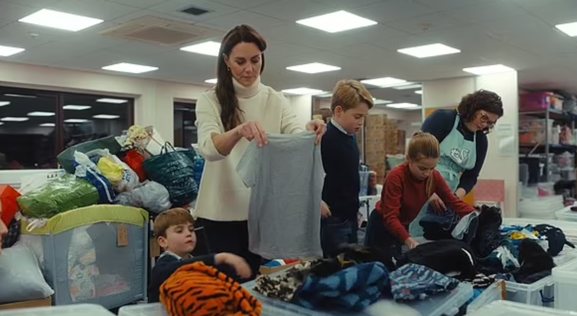 凱特較早時亦發布帶同子女訪問兒童慈善組織的片段,獲各界大讚好sweet。(互聯網)