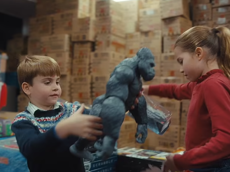 凱特較早時亦發放帶同子女到訪兒童慈善組織片段,被大讚好sweet。(互聯網)