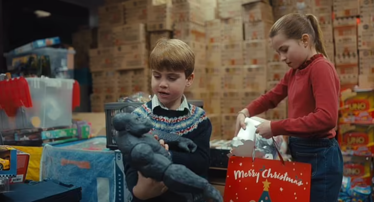 凱特較早時亦發放帶同子女到訪兒童慈善組織片段,被大讚好sweet。(互聯網)