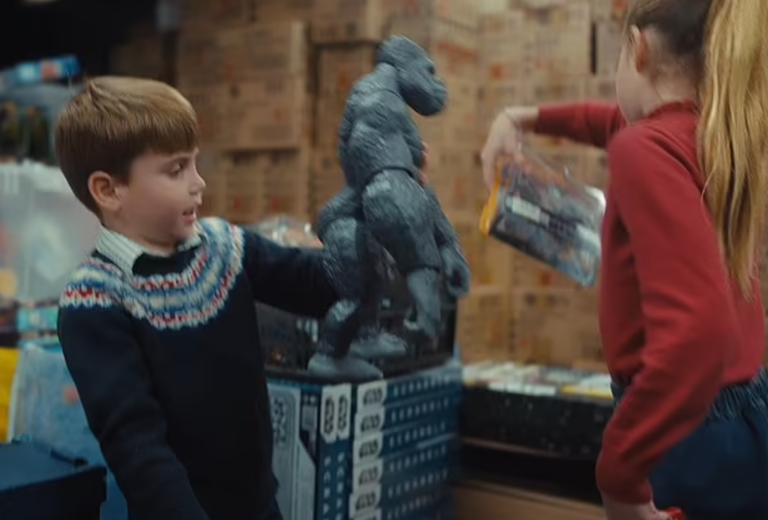 凱特較早時亦發放帶同子女到訪兒童慈善組織片段,被大讚好sweet。(互聯網)