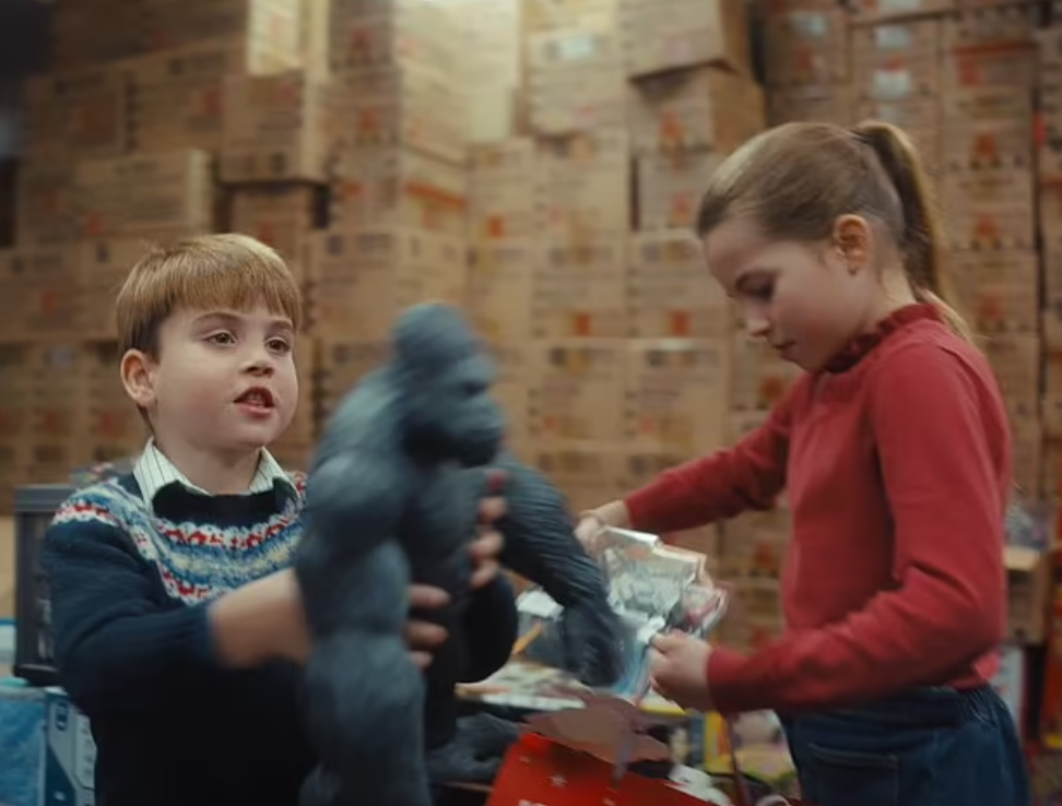 凱特較早時亦發放帶同子女到訪兒童慈善組織片段,被大讚好sweet。(互聯網)