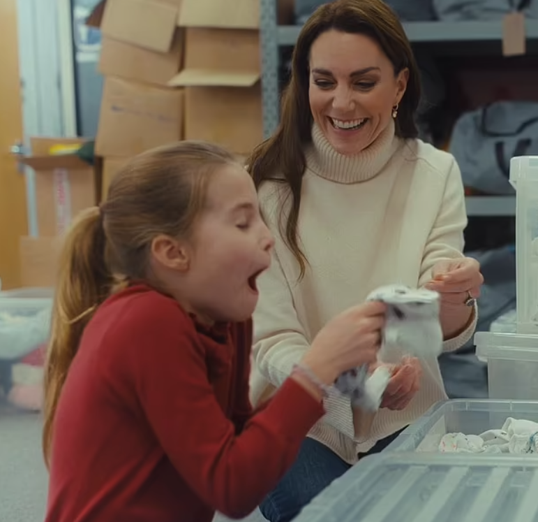 凱特較早時亦發放帶同子女到訪兒童慈善組織片段,被大讚好sweet。(互聯網)