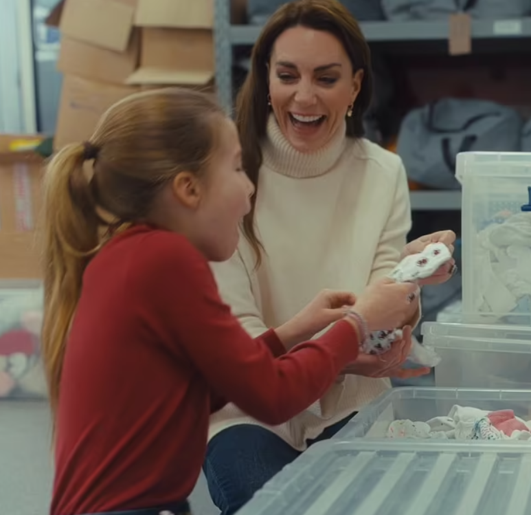 凱特較早時亦發放帶同子女到訪兒童慈善組織片段,被大讚好sweet。(互聯網)