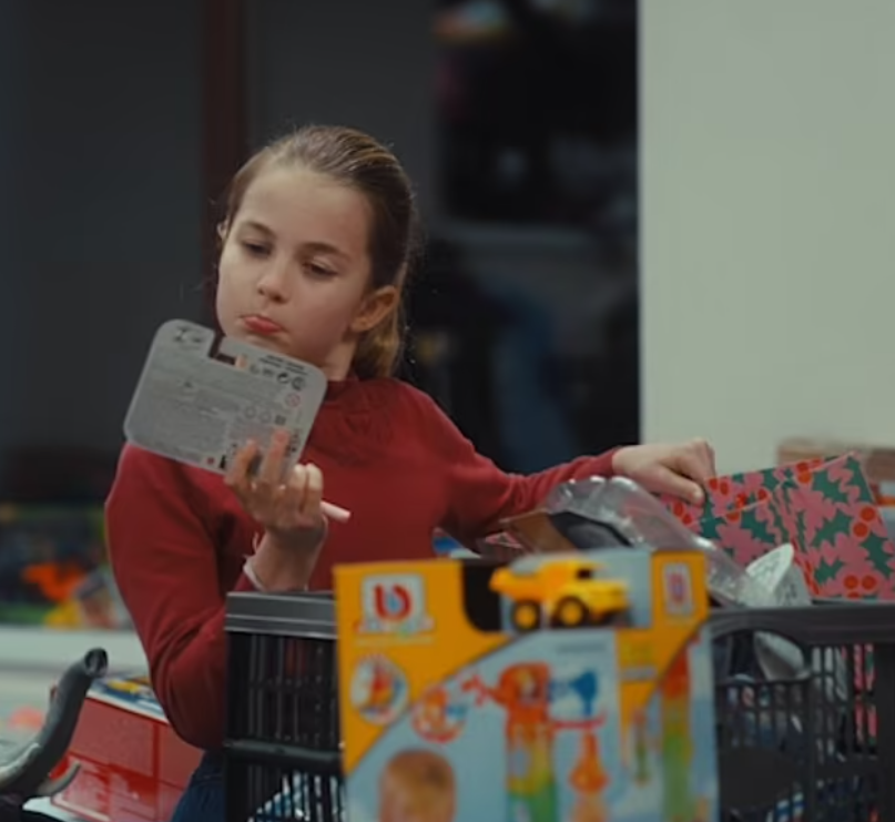 凱特較早時亦發放帶同子女到訪兒童慈善組織片段,被大讚好sweet。(互聯網)