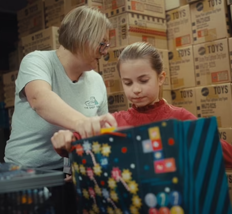 凱特較早時亦發放帶同子女到訪兒童慈善組織片段,被大讚好sweet。(互聯網)