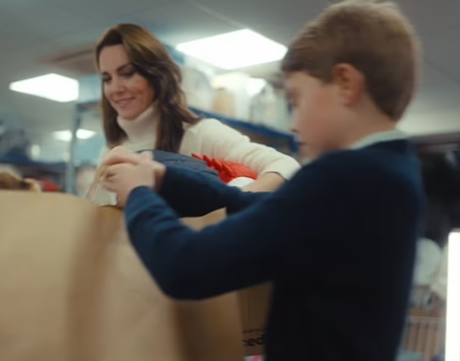 凱特較早時亦發放帶同子女到訪兒童慈善組織片段,被大讚好sweet。(互聯網)