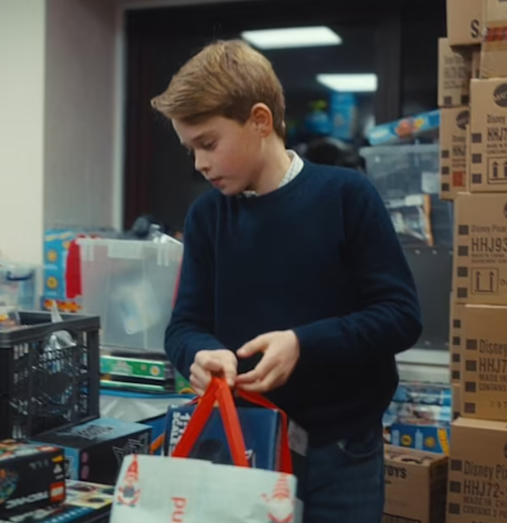 凱特較早時亦發放帶同子女到訪兒童慈善組織片段,被大讚好sweet。(互聯網)