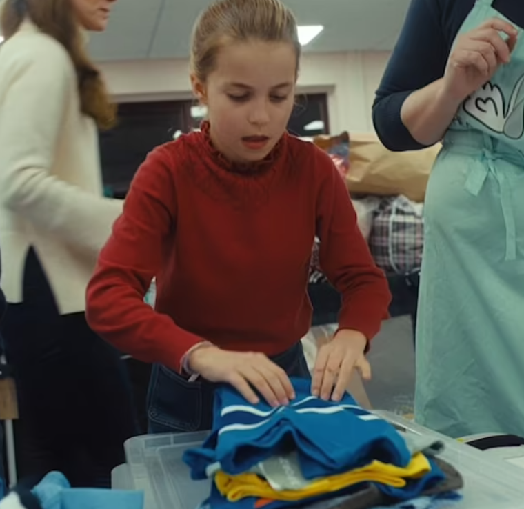 凱特較早時亦發放帶同子女到訪兒童慈善組織片段,被大讚好sweet。(互聯網)