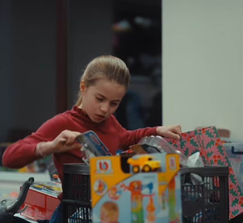 凱特較早時亦發放帶同子女到訪兒童慈善組織片段,被大讚好sweet。(互聯網)