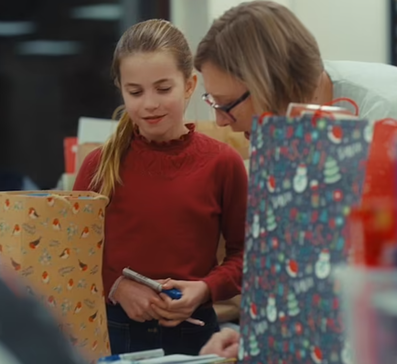 凱特較早時亦發放帶同子女到訪兒童慈善組織片段,被大讚好sweet。(互聯網)