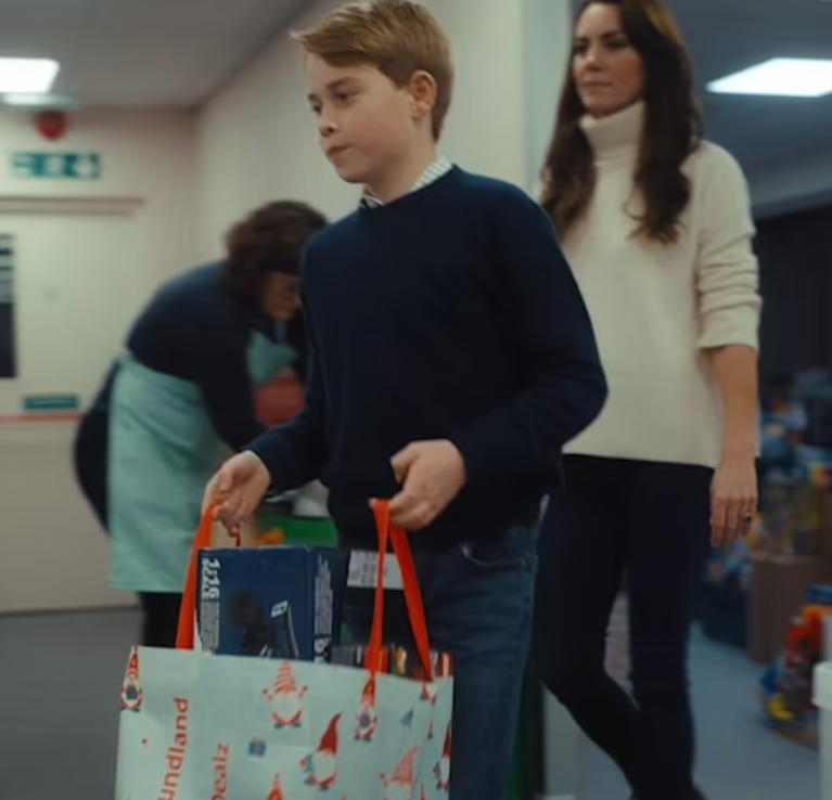 凱特較早時亦發放帶同子女到訪兒童慈善組織片段,被大讚好sweet。(互聯網)