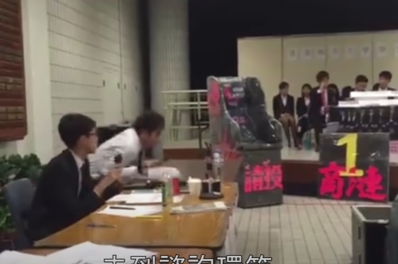 2015年網上流傳一段短片,城市大學商學院及學部聯會幹事會舉行上莊諮詢會時,時任選舉委員會主席、現成為見習督察的鄭源霖在會上突然「反枱」,批評候選內閣沒有熱誠,其過火表現成為「網絡經典」