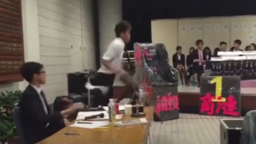 2015年網上流傳一段短片,城市大學商學院及學部聯會幹事會舉行上莊諮詢會時,時任選舉委員會主席、現成為見習督察的鄭源霖在會上突然「反枱」,批評候選內閣沒有熱誠,其過火表現成為「網絡經典」