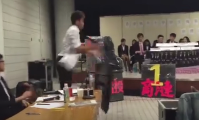 2015年網上流傳一段短片,城市大學商學院及學部聯會幹事會舉行上莊諮詢會時,時任選舉委員會主席、現成為見習督察的鄭源霖在會上突然「反枱」,批評候選內閣沒有熱誠,其過火表現成為「網絡經典」