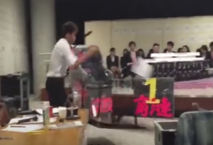 2015年網上流傳一段短片,城市大學商學院及學部聯會幹事會舉行上莊諮詢會時,時任選舉委員會主席、現成為見習督察的鄭源霖在會上突然「反枱」,批評候選內閣沒有熱誠,其過火表現成為「網絡經典」