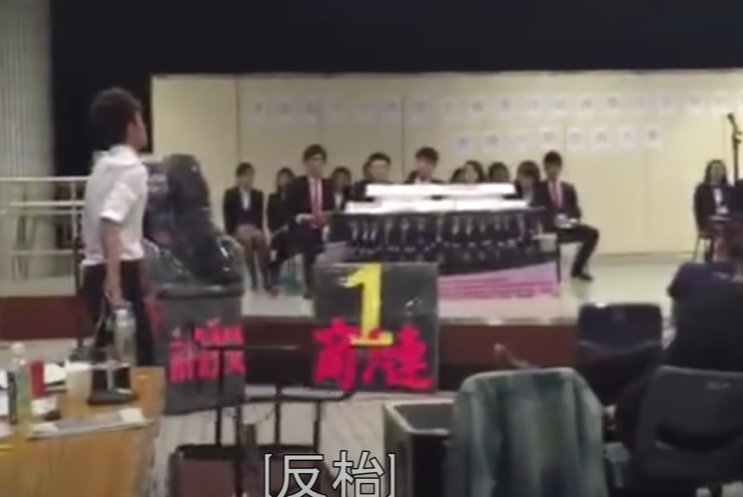 2015年網上流傳一段短片,城市大學商學院及學部聯會幹事會舉行上莊諮詢會時,時任選舉委員會主席、現成為見習督察的鄭源霖在會上突然「反枱」,批評候選內閣沒有熱誠,其過火表現成為「網絡經典」