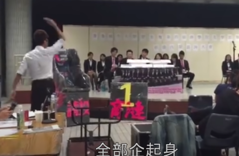 2015年網上流傳一段短片,城市大學商學院及學部聯會幹事會舉行上莊諮詢會時,時任選舉委員會主席、現成為見習督察的鄭源霖在會上突然「反枱」,批評候選內閣沒有熱誠,其過火表現成為「網絡經典」