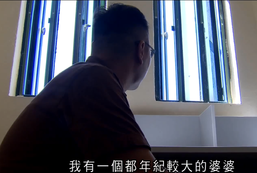 唐英傑於獄中接受警方協助無綫電視拍攝的國安法資訊節目《有法安國》專訪。(電視截圖)