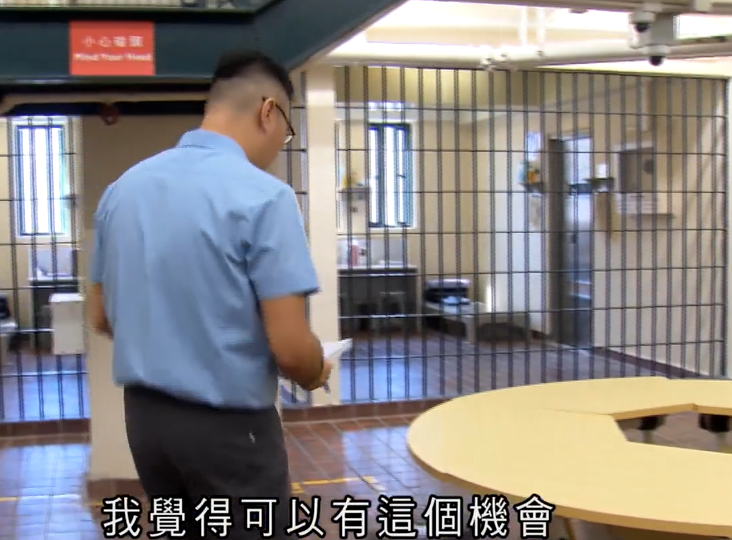 唐英傑於獄中接受警方協助無綫電視拍攝的國安法資訊節目《有法安國》專訪。(電視截圖)