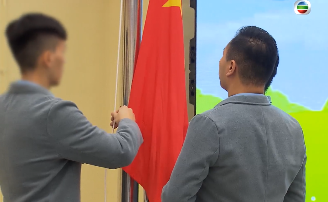 唐英傑於獄中接受警方協助無綫電視拍攝的國安法資訊節目《有法安國》專訪。(電視截圖)