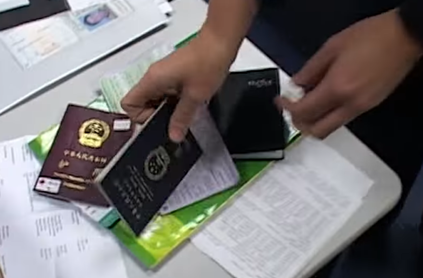 一名本身持有中國護照的內地男子,以偽造香港特區護照欲由香港入境新西蘭,但被當地海關當場揭發是假護照,將其驅逐出境,他坦承希望藉特區護照身份在新西蘭尋找工作。