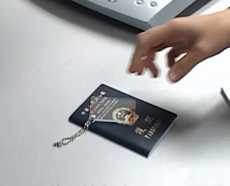 執法人員指經檢查後,發現護照沒有真護照應有的防偽設計。