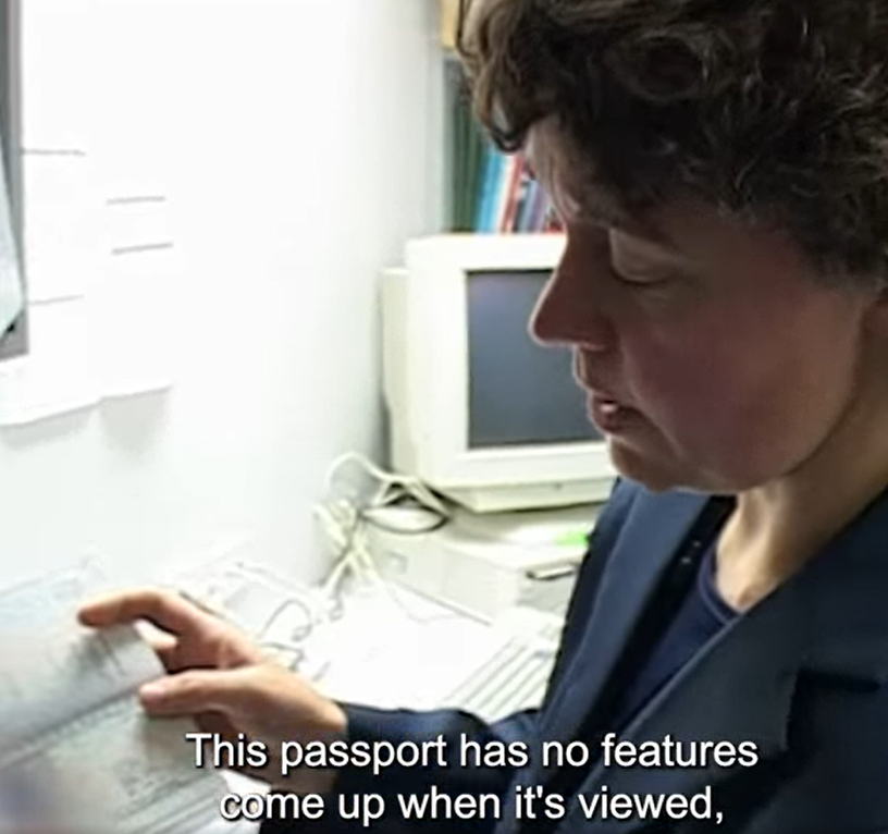 執法人員指經檢查後,發現護照沒有真護照應有的防偽設計。