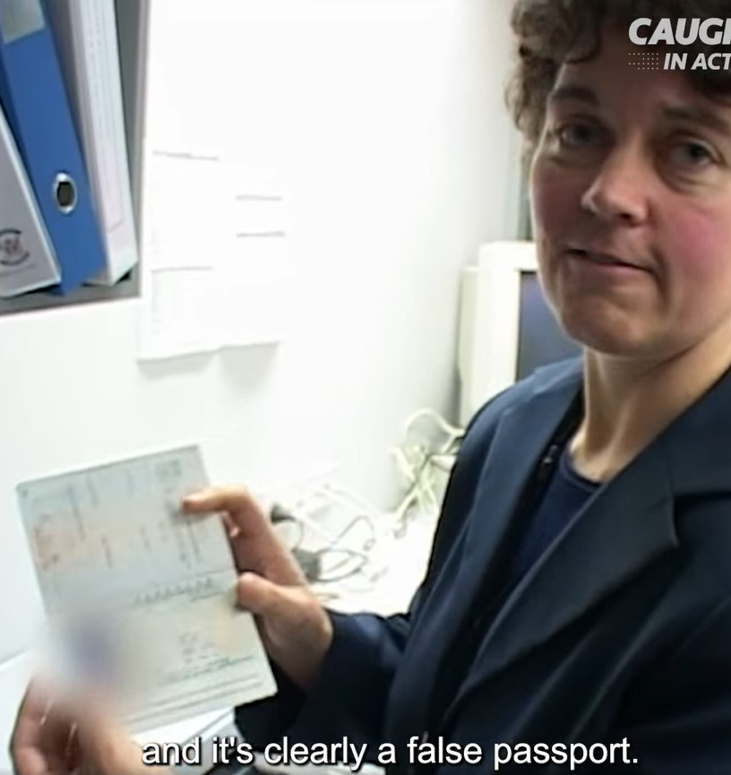 執法人員指經檢查後,發現護照沒有真護照應有的防偽設計。